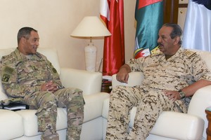 القائد العام يستعرض مع قائد القوات البرية الأميركية علاقات التعاون بين البلدين