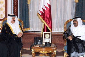 العاهل يقدم التعازي بوفاة الشيخ خليفة بن حمد آل ثاني... ويشيد بمناقب الفقيد وإسهاماته في تأسيس 'مجلس التعاون'