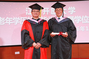 مسنان صينيان يبلغان 88 و86 عاماً يحتفلان بحصولهما على البكالوريوس