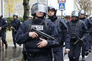 الشرطة البريطانية في مواجهة لليوم الثالث مع رجل يشتبه في حيازته مواد قابلة للاشتعال بشقته