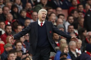 ارسنال يريد الإبقاء على خدمات فينغر لكنه لن يستعجل الأمور