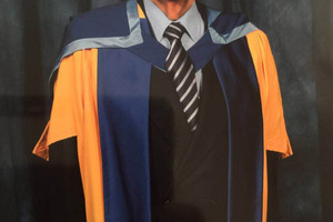 الجامعة البريطانية المفتوحة تمنح الدكتوراه الفخرية لعلي فخرو