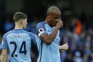 كومباني يلتزم الحذر بعد مشاكل الإصابات