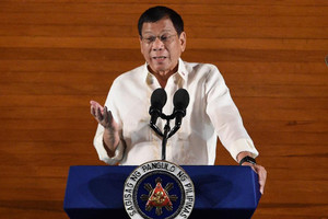 الرئيس الفلبيني يستأنف الهجوم على أميركا لدى وصوله اليابان