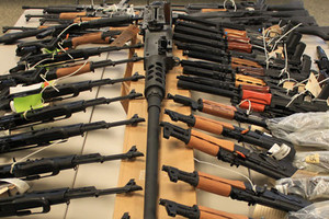 تفكيك شبكة واسعة للاتجار غير القانوني بالسلاح في روسيا