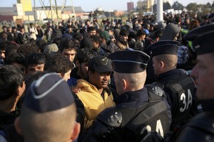 بالصور... الشرطة الفرنسية تخلي مخيم كاليه من المهاجرين