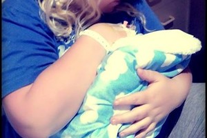 توفي جنينها فحاولت إرجاع ملابسه للمحل... فكيف تعاملت معها البائعة؟