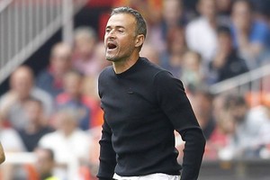 إنريكي يسخر من جوائز الليغا: على الأقل أنا بين أفضل 20 مدرب