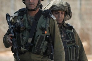 قوات إسرائيلية تعتقل 8 فلسطينيين في أنحاء مختلفة من الضفة الغربية