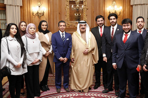 العاهل يستقبل عدداً من الطلبة الدارسين في بريطانيا ويشكر مواقفهم المشرفة تجاه البحرين