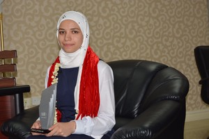 بالصور... «جدحفص الثانوية» تحتفل وتكرم الطالبة ولاء البقالي