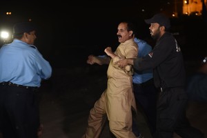 مقتل 4 مسلحين وإصابة 3 من رجال الشرطة في مواجهة غرب باكستان