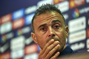 لويس إنريكي يدافع عن قيم برشلونة بعد واقعة القارورة