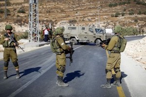 اصابة فلسطيني حاول مهاجمة جنود اسرائيليين