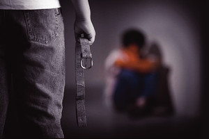 امرأة سويسرية وشريكها عزلا ولديهما 7 أعوام عن العالم الخارجي