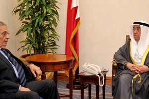 محمد بن مبارك وعمرو موسى يتبادلان وجهات النظر حول الأحداث التي تشهدها المنطقة