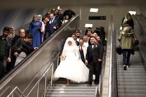 بالصور... أول زواج من نوعه في مترو أنفاق إسطنبول بعد صدور قواعد تسمح بذلك