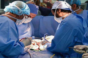 فريق طبي سعودي ينجح في فصل توأم سوداني