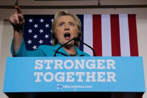 حملة كلينتون تهاجم 'إف.بي.آي' بشأن التحقيق في رسائل إلكترونية