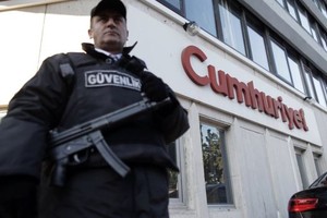 الشرطة التركية تعتقل صحافيين بصحيفة جمهوريت المعارضة بتهمة الإرهاب