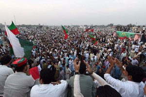 محكمة باكستانية تمنح عمران خان تصريحا بتنظيم احتجاج مناهض للحكومة