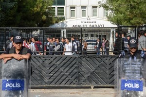 وسائل إعلام: الشرطة التركية تعتقل رئيس تحرير صحيفة جمهوريت المعارضة