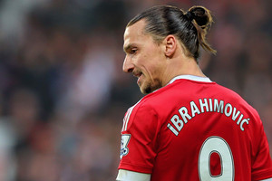 الرابطة الإنجليزية تدرس إيقاف إبراهيموفيتش بسبب اهانته الحكم بإمساك منطقة حساسة من جسمه