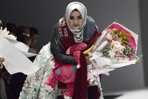 بالصور... عرض أزياء للمصممة الإندونيسية أنيسة هاسيبوان في جاكرتا