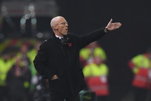 مدرب سوانزي يعترف بصعوبة مهمة فريقه في البقاء بالدوري الإنجليزي الممتاز