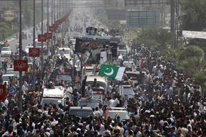 المعارضة الباكستانية تعلن مقتل اثنين من مؤيديها جراء الغاز المسيل