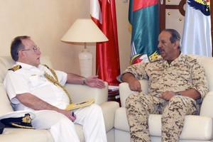 القائد العام يستعرض مع الملحق العسكري الأسترالي تعزيز علاقات الصداقة بين البلدين