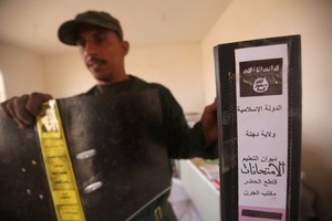 وثائق تظهر هوس 'داعش'.. اللحى والسبايا