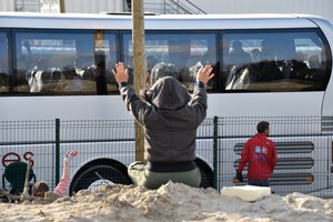 فرنسا تبدأ نقل الأطفال المهاجرين من كاليه إلى مراكز استقبال