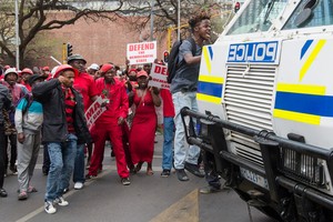 شرطة جنوب إفريقيا تطلق قنابل الصوت ومدافع المياه على محتجين