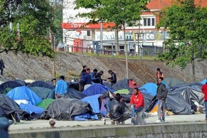 فرنسا تبدأ نقل الأطفال المهاجرين من كاليه إلى مراكز استقبال