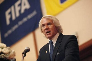 جيري دفوراك كبير أطباء الفيفا يستقيل من منصبه