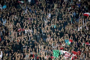 بالفيديو... 'الفيفا' يُغرم إيران بسبب شعارات دينية في الملاعب