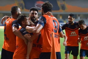 بلدية اسطنبول يحافظ على صدارة الدوري التركي بتغلبه على غلطة سراي