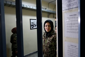 بالصور... 150 فتاة يتدربن في أكاديمية للتدريب العسكري بكابول