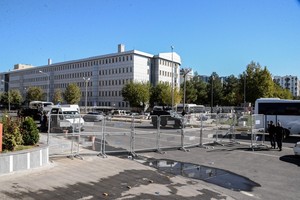 محكمة تركية تقرر وضع رئيسي حزب الشعوب الديمقراطي المؤيد للأكراد قيد الاحتجاز