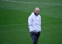 زيدان يؤكد تحمله المسئولية كاملة في أداء الريال ويدافع عن لاعبيه