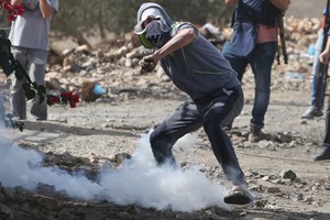 إصابات عشرات الفلسطينيين باختناق بمواجهات مع قوات اسرائيلية بالضفة الغربية