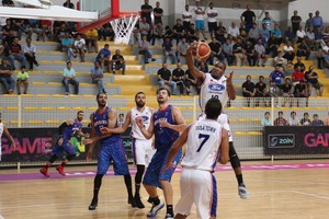 بالصور... المنامة يشارك في صدارة دوري السلة