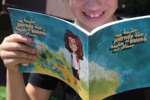 بالفيديو والصور: 'رحلة حليمة' قصة يونانية للترفيه عن الأطفال السوريين اللاجئين 