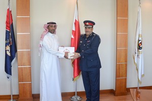 مدير عام 'المرور' يكرم مواطناً لمشاركته في جهود تأمين السلامة المرورية