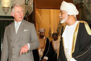 ظهور علني للسلطان قابوس خلال استقباله الامير تشارلز