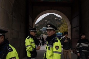 مقتل أربعة ركاب وإصابة 22 إثر انقلاب حافلة سياحية على طريق سريع في كوريا الجنوبية