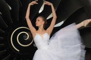 بالفيديو: لأول مرة باليه راقص على متن طائرة في السماء!