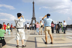 صحيفة: فرنسا تعتزم اتخاذ تدابير أمنية لطمأنة السائحين الآسيويين