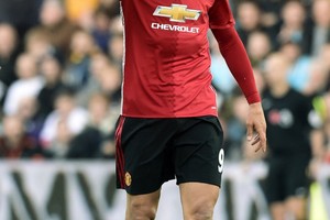 ابراهيموفيتش يعتذر عن البطاقة الصفراء التي ستحرمه من مواجهة أرسنال